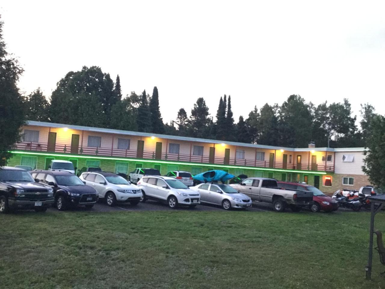 Cedars Motel Ironwood Dış mekan fotoğraf