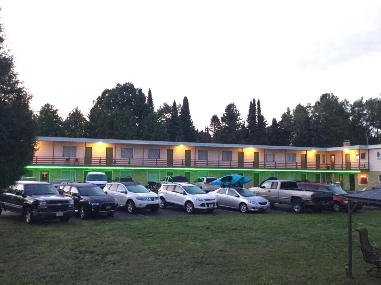 Cedars Motel Ironwood Dış mekan fotoğraf