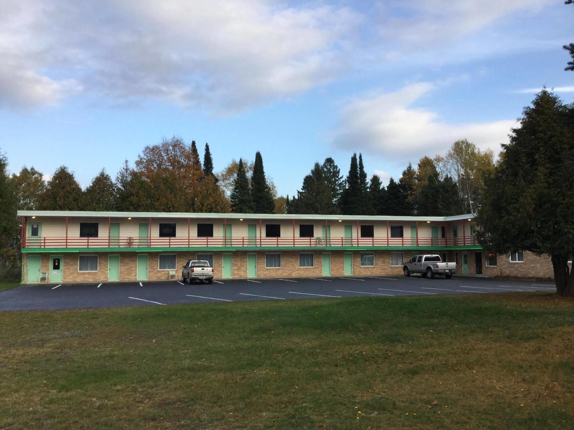 Cedars Motel Ironwood Dış mekan fotoğraf